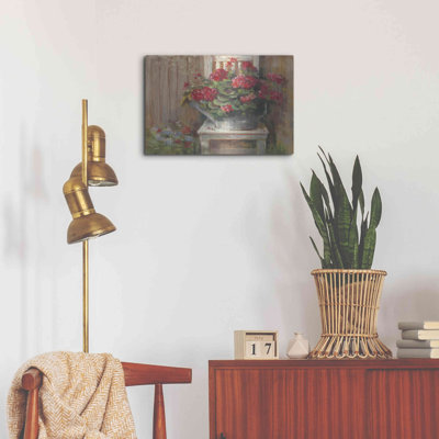 «Geraniums On Chair» par Carol Rowan