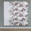Lit très grand moderne avec draps mauve, taupe, édredon et taies décoratives mauves-126012537-126012541