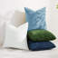 Ensemble de 2 housses de coussin flocon de neige vert Noël, fausse fourrure moelleuse avec des accents de paillettes argentées