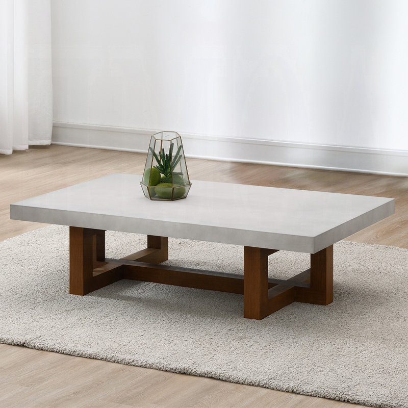Table basse, plateau en faux béton et finition noyer