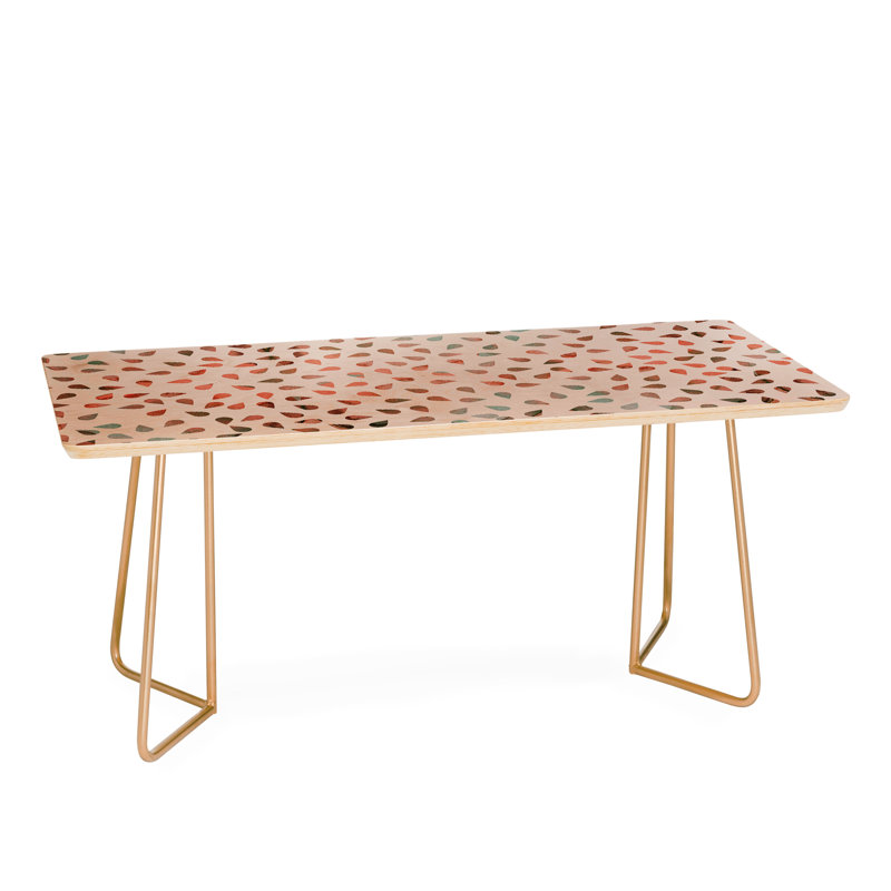 Table basse avec pétales de rose doux