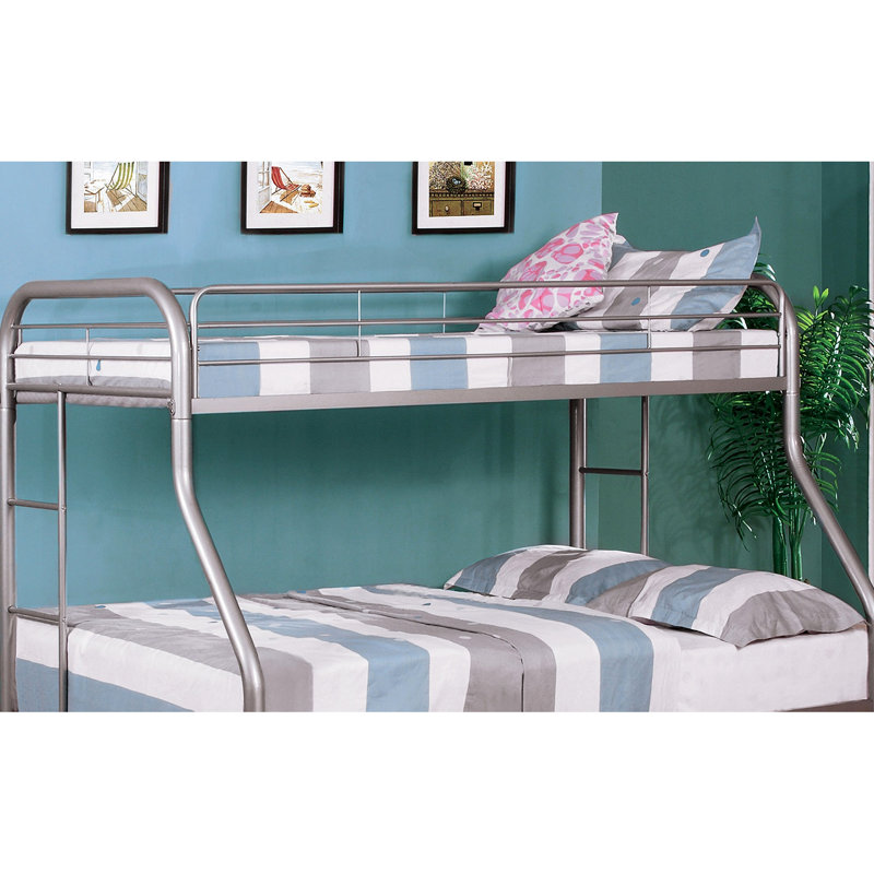 Lit simple superposé au dessus d'un lit double contemporain en métal avec matelas à finition argentée prêt à accueillir un espace de sommeil pour les jeunes