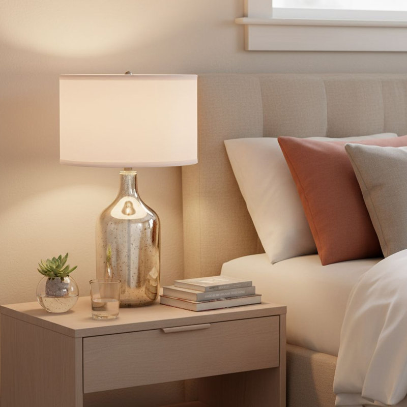 Lampe de table moderne en argent avec abat-jour en tissu blanc, lampe de chevet à base de verre
