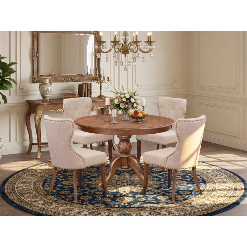L'ensemble de salle à manger 5 pièces comprend une table de salle à manger à piédestal et 4 chaises rembourrées en tissu de lin brun clair avec capitonnage à boutons - Finition noyer antique