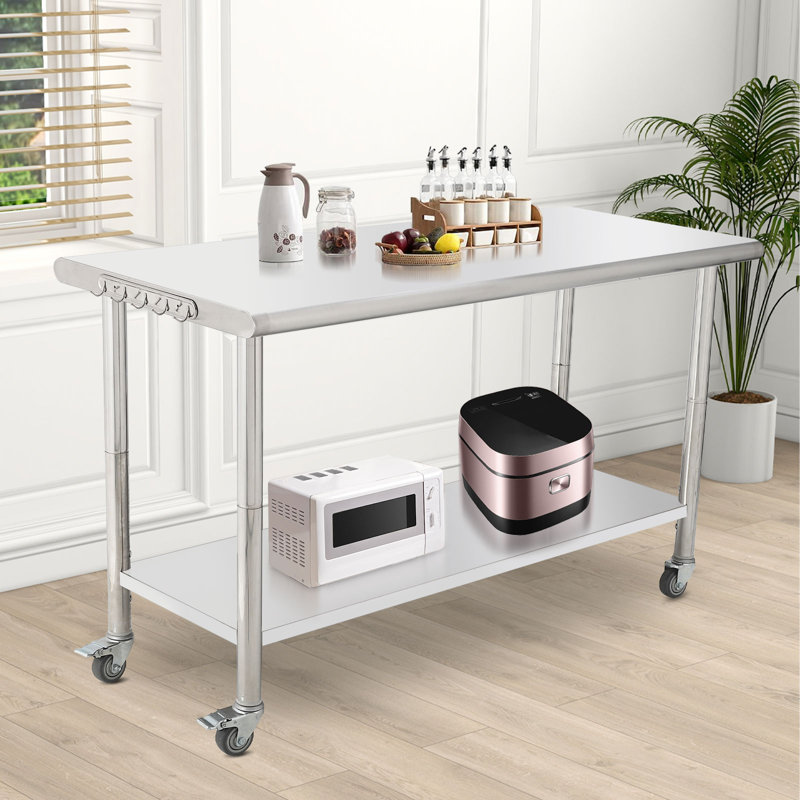 Table de préparation en acier inoxydable 60 po x 24 po x 35 po avec roulettes - Établi commercial à usage intensif avec crochets latéraux, tablette réglable en hauteur, freins verrouillables - pour le garage, l'extérieur et l'intérieur