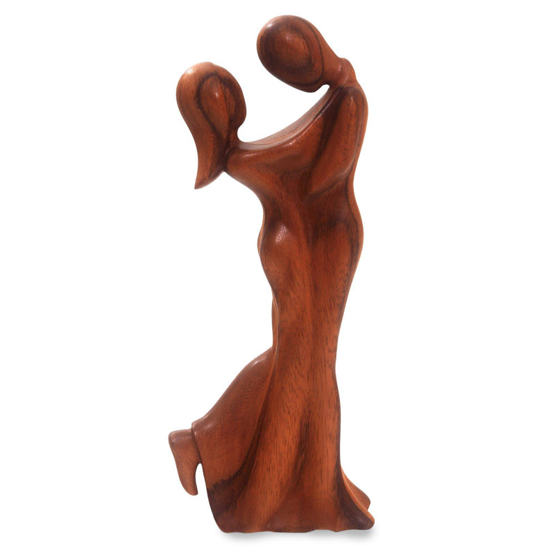 Sculpture en bois romantic Embrace de Orren Ellis