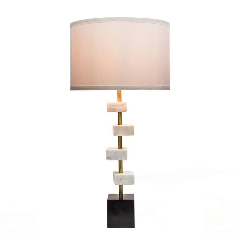 Lampe de table à luminosité réglable, parfaite pour la lecture et l'éclairage ambiant dans n'importe quelle pièce.