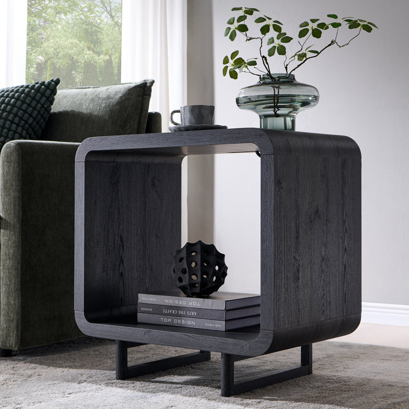 Table de bout moderne Abrianna de 23,6 po, table d'appoint à 2 niveaux avec station de charge et tablette de rangement ouverte, conception à profil courbé