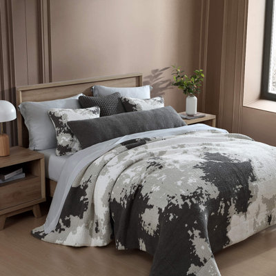Snug Standard Abstract Comforter