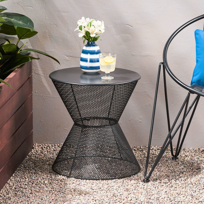 Table d'appoint - Ajoutez du charme à votre espace extérieur, fer, noir mat, filet Breezy, 17,84 po X 17,74 po en maille noire, silhouette arrondie et profondeur, largeur, hauteur