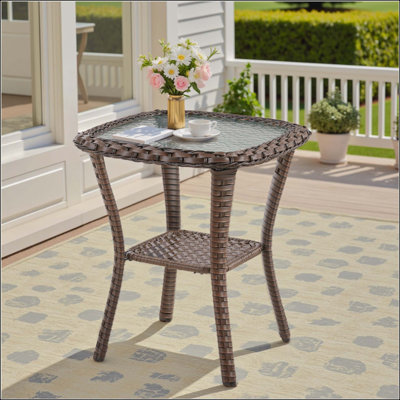 Table d'appoint d'extérieur en rotin en PE résistant aux intempéries, table d'appoint carrée à 2 niveaux avec plateau en verre trempé pour terrasse, balcon, piscine ou porche, résistante aux UV