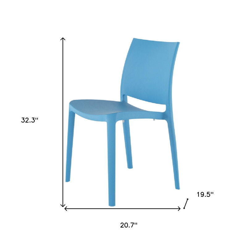Ensemble de quatre chaises de salle à manger d'extérieur empilables en plastique bleu