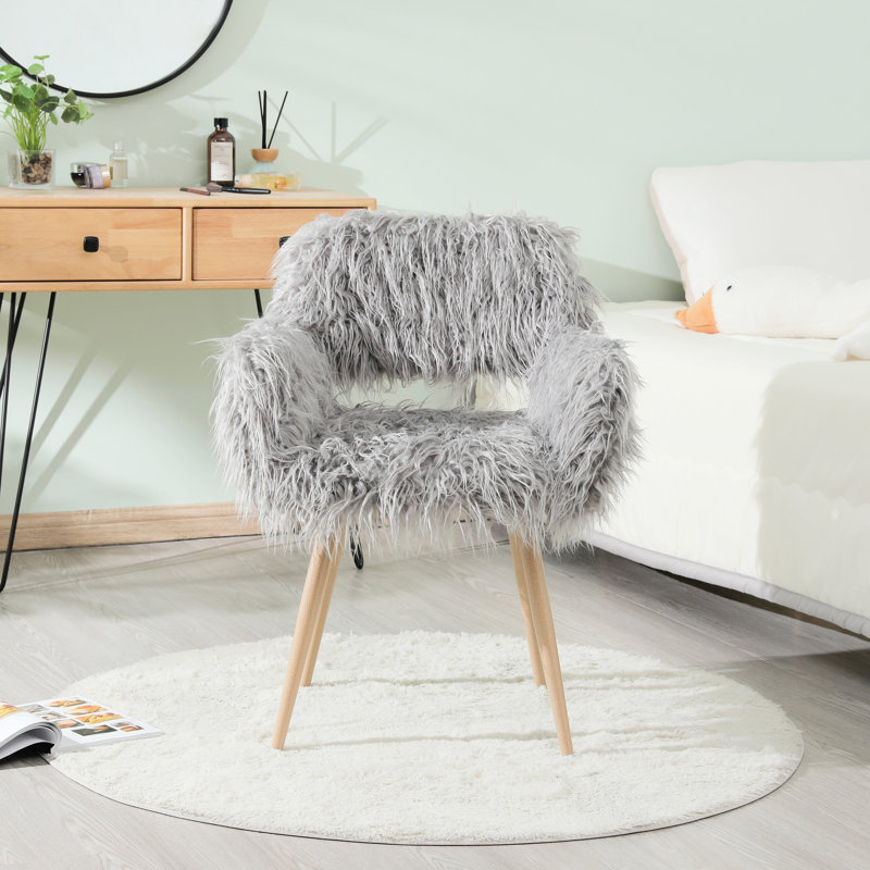 Chaise d'appoint gracieuse en fausse fourrure grise avec pieds en métal et structure stable revêtue de tissu d'ameublement respirant