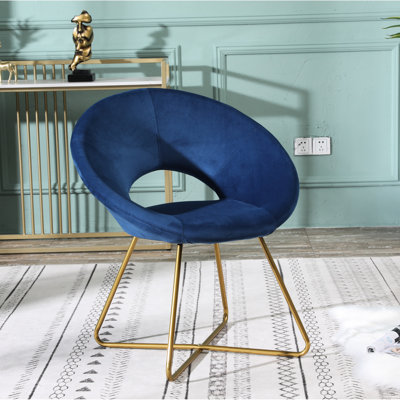 Attrayante chaise en velours soyeux avec base de traîneau de ton or