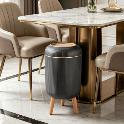 Poubelle noire intelligente de 2,6 gallons, couvercle sans contact à capteur de mouvement, conception en plastique imperméable pour la cuisine et la salle de bain.