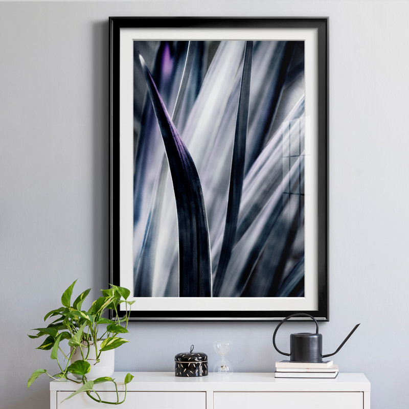 "Blue Leaves" par Irene Weisz - reproduction de photo sur papier encadrée, Cadre noir, H 22,5 po x l 30,5 po x P 1,5 po
