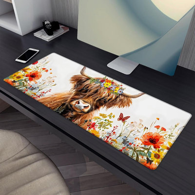 Tapis de souris Highland Cow, tapis de clavier de jeu floral, protecteur d'ordinateur portable avec base en caoutchouc antidérapant, grands cadeaux MousePad pour bureau à domicile, décor Deskmat 11,8 po x 27,6 po Livré avec une tasse de 11 onces gratu