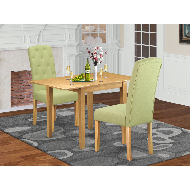 L'ensemble 3 pièces contient une table de cuisine rectangulaire avec Dropleaf et 2 chaises rembourrées en lin Limelight, chêne