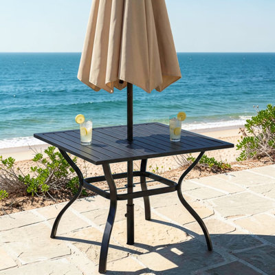 Table de salle à manger d'extérieur carrée avec trou pour parasol, plateau à lattes et structure en fer thermolaqué, pour patio