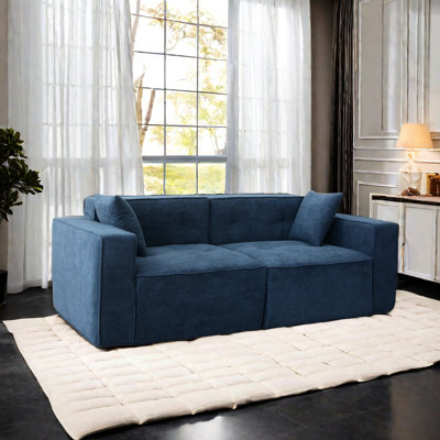 Le canapé moderne en velours de peluche, le canapé à compression 3 places en mousse, le coussin en coton et en polyester doux et la grande profondeur d'assise donnent au grand canapé un petit volume
