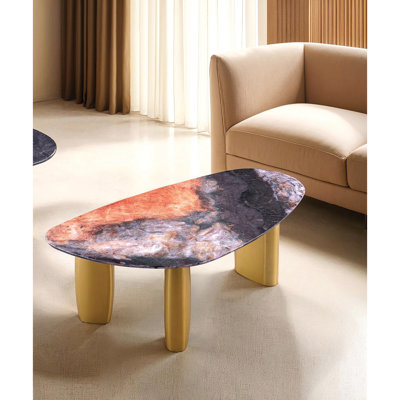 Table basse 1 pièce de style contemporain avec plateau en pierre frittée, pieds garnis d'or, bords arrondis doux, gris noir et or mat, l 51 po x P 27,5 po, H 17,5 po, avec finition