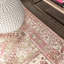 Tapis rose avec médaillon géométrique décoratif Peregrine-467013890