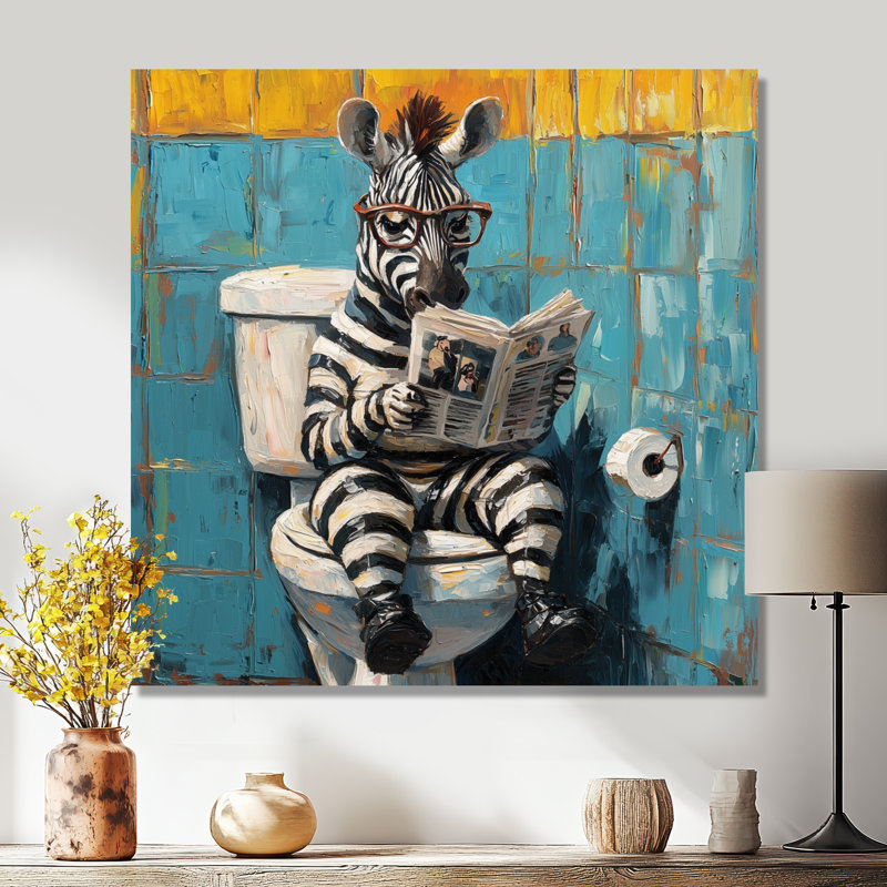 Drôle de zèbre lisant un journal dans la toilette II - reproduction d'art moderne en métal, décoration murale en métal zèbre