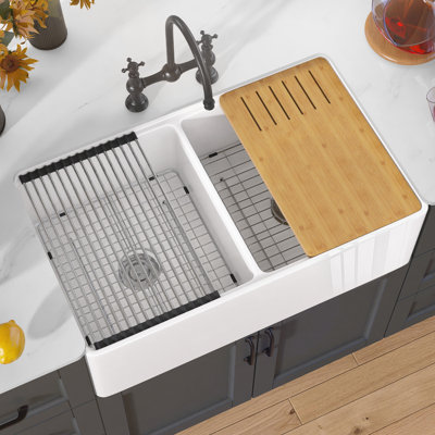 Évier de cuisine à double cuve en argile réfractaire 33 po x 20 po avec grille en acier inoxydable et planche à découper en bambou - tablier classique