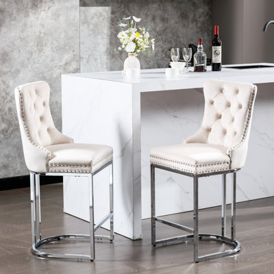 De 2 tabourets de bar à hauteur de comptoir, 26 po. Velours rembourré avec dossier à boutons. Bordure de rivet. Base en métal robuste. Coussin élastique. Beige. Idéal pour un îlot de cuisine. Dossier et garniture modernes de 26 po, pieds