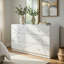 Commode large Oly, 6 tiroirs, conception géométrique, boutons chromés, blanc brillant