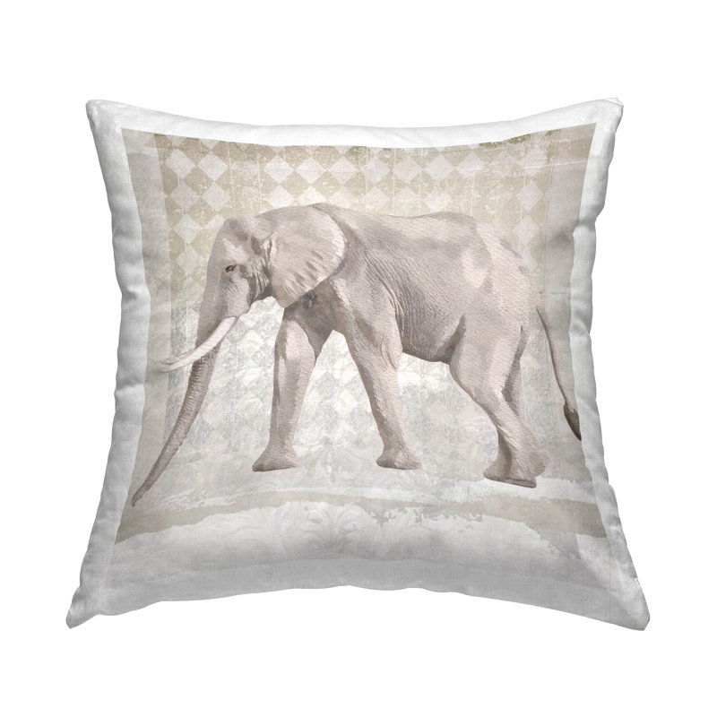 Coussin décoratif à motif de losanges imprimé éléphant traditionnel par Karen Smith