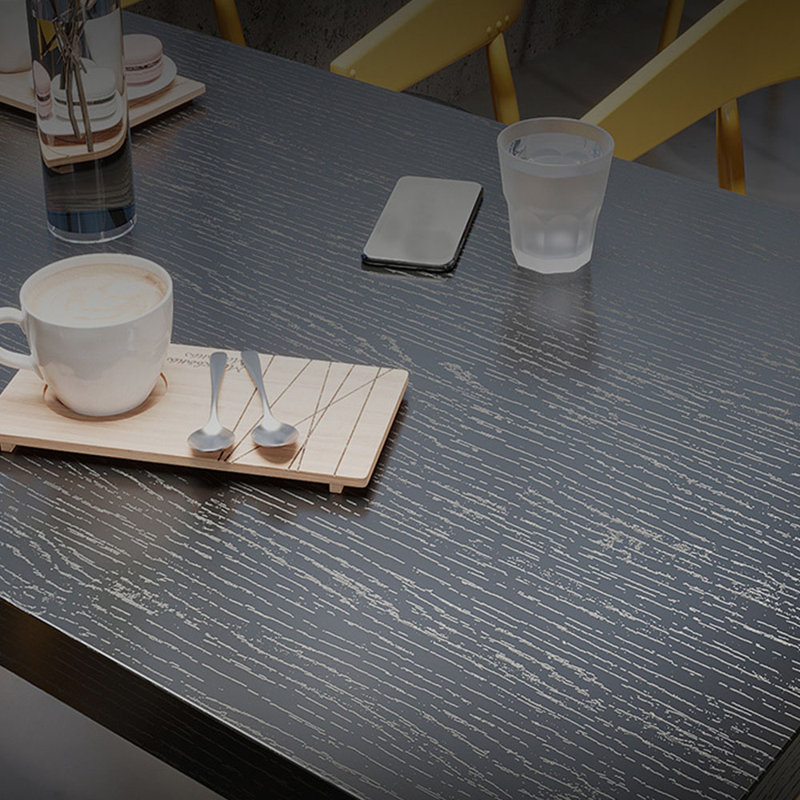 Table et chaises de style industriel