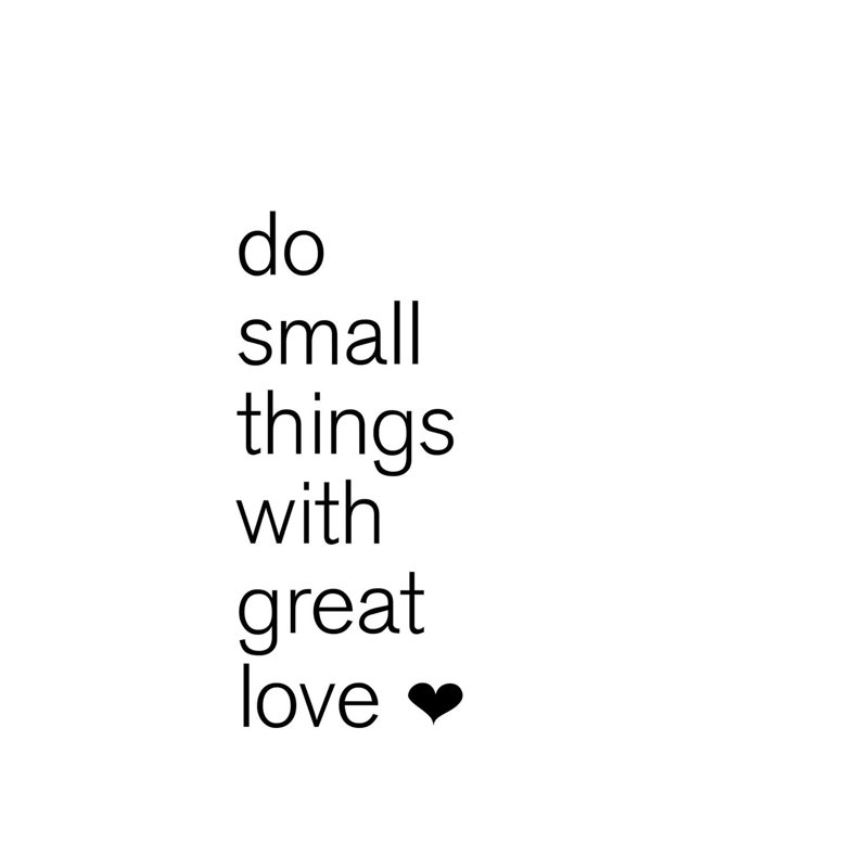 «Do Small Things» par Pixy, art textuel sur toile tendue, H 18 po x l 12 po x 1,5 po