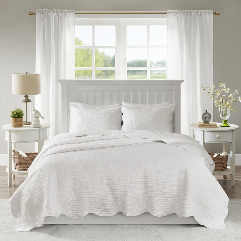 White King Microfiber Reversible Scalloped Edge Quilt Set