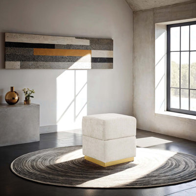Tabouret d'appoint cubique à finition beige avec rangement, base plaquée or pour les salons contemporains