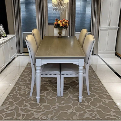 Table et chaises de style champêtre