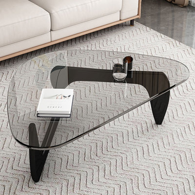 Table basse triangulaire en verre transparent et pieds en chêne noir