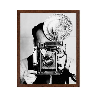 Photographe avec appareil photo rétro