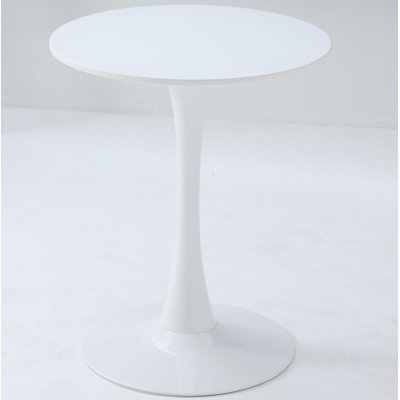 Une table de salle à manger ronde blanche de style luxueux avec une élégante base en acier en forme de tulipe et un plateau en panneau de fibres à densité moyenne de 24 pouces dans un style médiéval moderne. Convient aux cuisines, salles à manger A