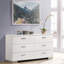 Commode et commode blanches ultrabrillantes