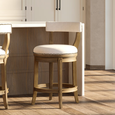 Tabouret de bar à hauteur de comptoir de 26 po à retour automatique de 180 degrés à finition pacane, siège en similicuir gris, dossier ouvert avec structure en bois, garniture cloutée, pieds incurvés, retour de tabouret rembourré tissé, magnifiquement