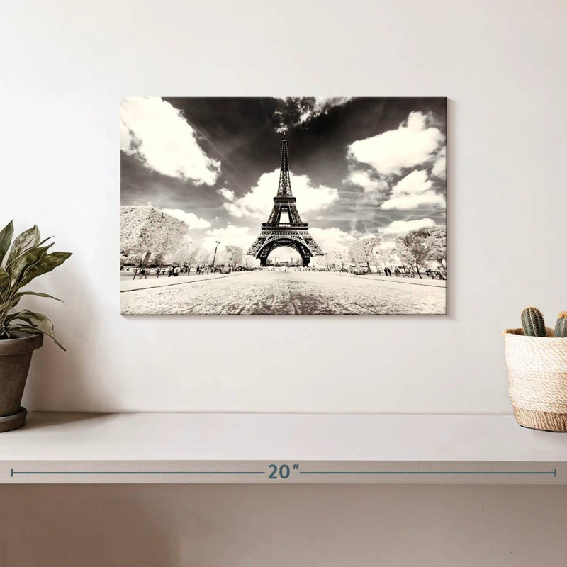 Ravi Sa Majesté Eiffel, H 8 po x l 12 po