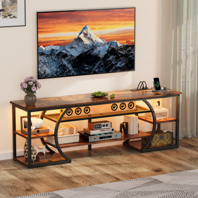 Meuble télé avec console à DEL et structure en métal pour salon avec prise de courant et rangement