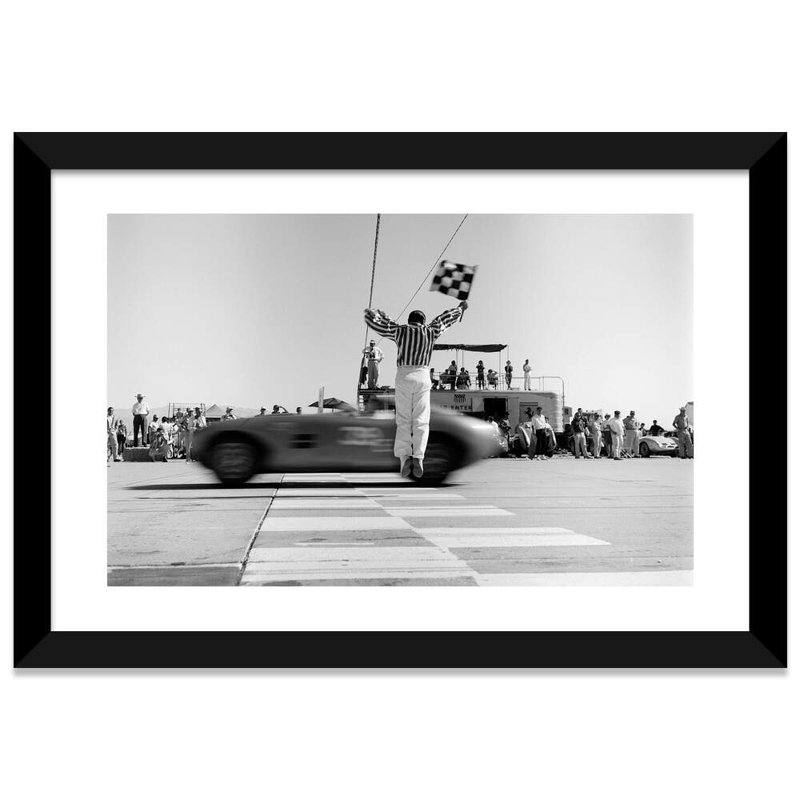 «Man des années 1960, sautant le drapeau à damier pour gagner une voiture de sport franchissant la ligne d’arrivée», reproduction de photo sur toile tendue