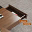 Table basse carrée en bois pré-assemblé de 39,4 po Mid-Century avec grand fini noyer et plateau coulissant
