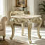 Table d'appoint ornée d'un plateau en marbre sculpté et de pieds de style Queen Anne