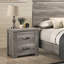 Élégante table de chevet en bois gris vieilli avec deux tiroirs pour deux chambres contemporaines dans une ambiance luxueuse