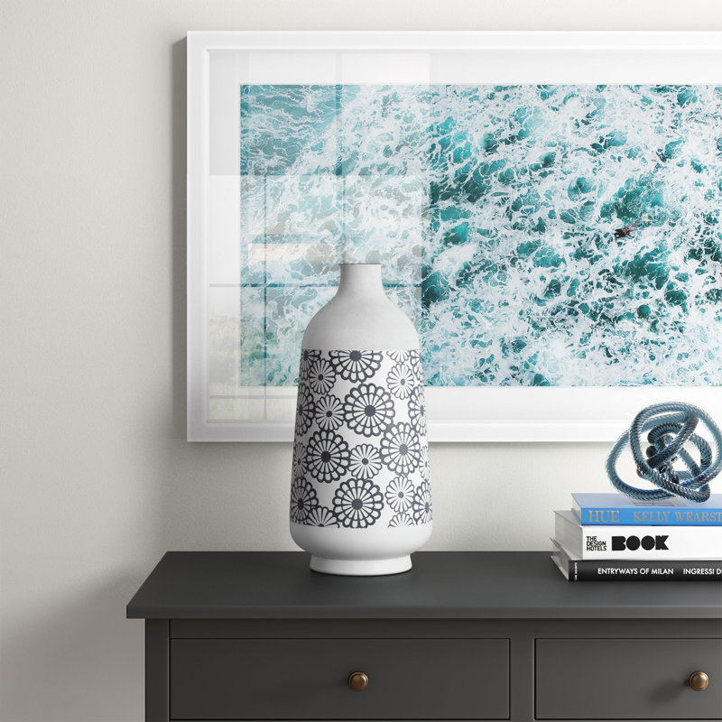 Vase de table en métal noir / blanc Haire, H 16 po x l 8 po x P 8 po