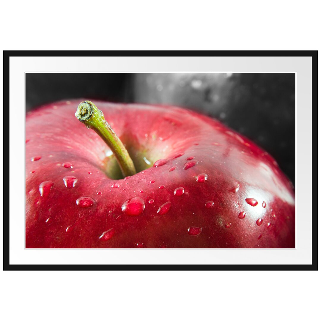 Gerahmtes Poster Roter Apfel mit Wassertropfen