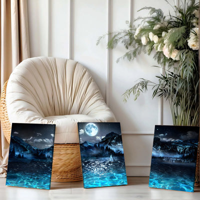 Ensemble de 3 affiches encadrées, représentant un magnifique paysage de montagne au clair de lune et sous un ciel étoilé, avec un voilier. Décoration murale moderne pour salon, chambre ou bureau. Impression haute définition sur toile tendue.